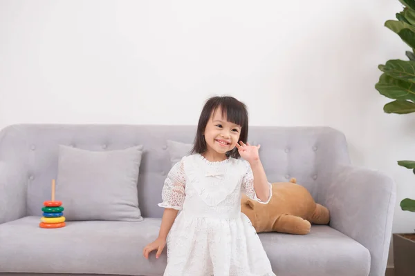 Beautiful Little Girl Playing Couch — Stock Photo, Image