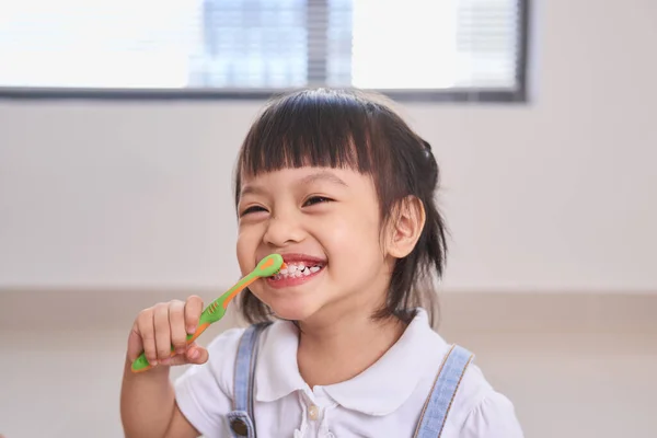 Dental Hygiene Happy Little Girl Brushing Her Teeth — Stock Photo, Image