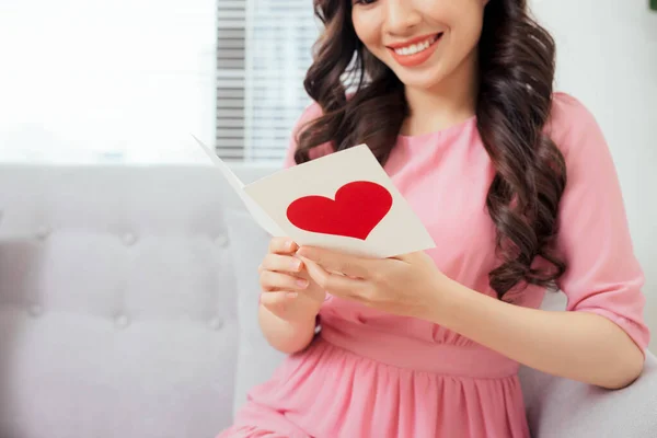 Cute Girl Reading Love Card Her Boyfriend — Stock Photo, Image