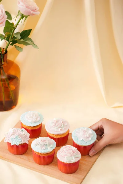 Mãos Femininas Cortam Deliciosos Cupcakes Mesa — Fotografia de Stock