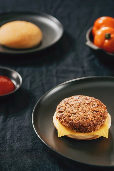 フライドポテト ケチャップと一緒に料理に新鮮なおいしいハンバーガー — ストック写真