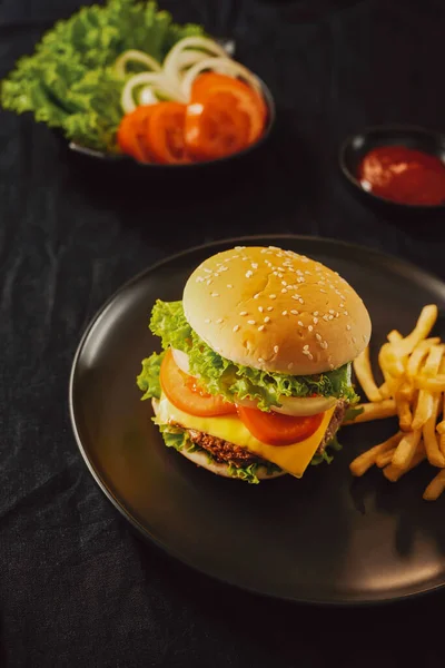 Verse Lekkere Hamburger Snijplank Met Frietjes Ketchup Cola Glas Zwarte — Stockfoto