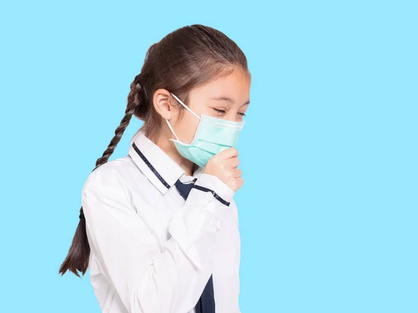 医療マスクの女の子咳 青い背景に隔離された — ストック写真
