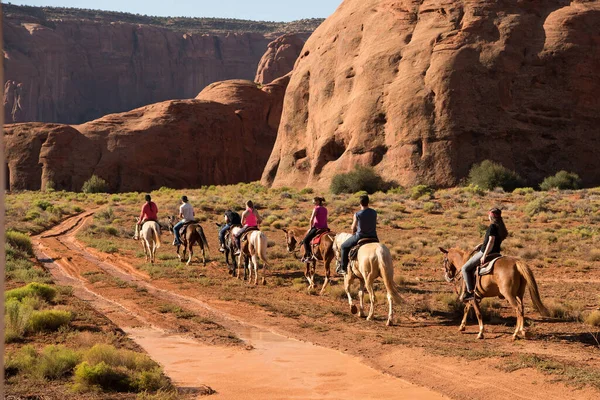 Monument Valley Utah Horse Back Riding Cowbows Mesas — 图库照片