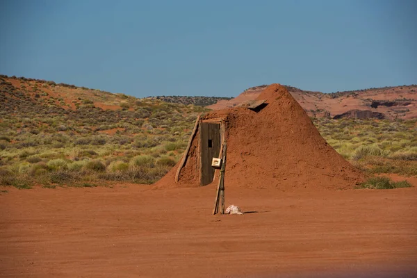 澄んだ青空のユタ ナバホ製の粘土小屋 — ストック写真
