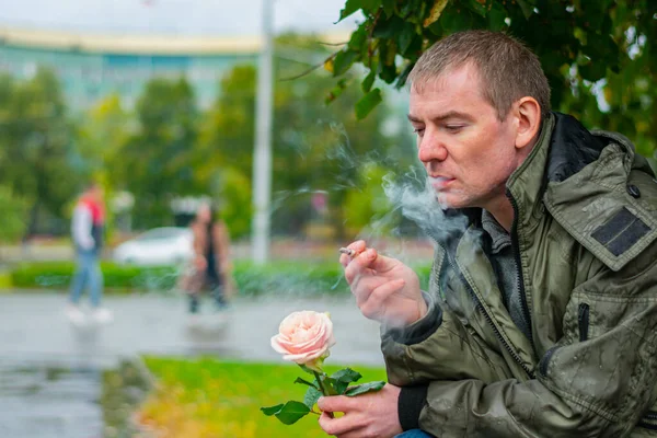 Smoking Man Rose Sits Park Thinking — Stock Photo, Image