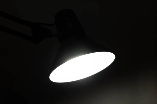 Επιτραπέζιο Φως Λαμπτήρων Στο Σκοτάδι Closeup — Φωτογραφία Αρχείου