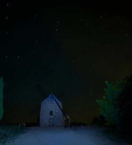星空の夜の風車 丸みを帯びた階段 — ストック写真