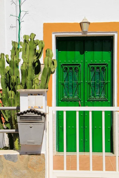 西班牙Rodalquilar的木门漆成绿色 — 图库照片