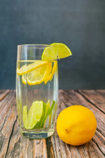 Una Bebida Saludable Refrescante Hecha Jugo Limón Lima — Foto de Stock