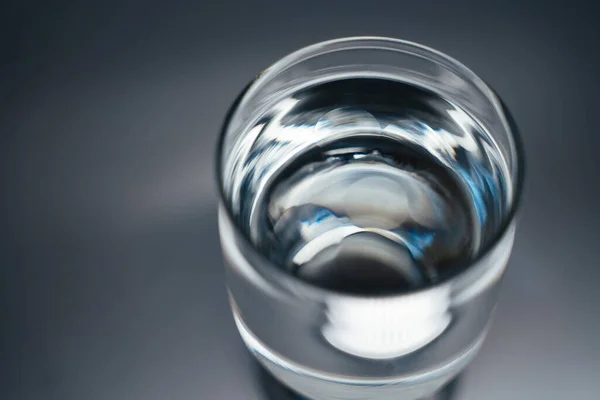 表面に油滴と水のガラス — ストック写真