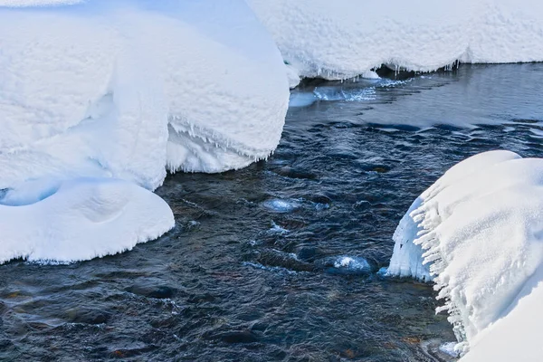 Bouřlivá Řeka Protékající Sněhovými Závějemi — Stock fotografie