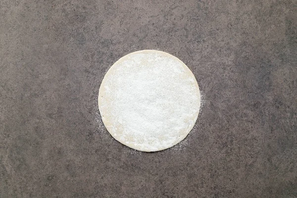 Dunne Zelfgemaakte Pizza Deeg Met Verstrooid Tarwebloem Donkere Betonnen Ondergrond — Stockfoto