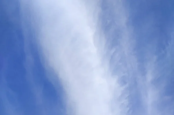 Parlak Mavi Gökyüzünde Beyaz Bulut — Stok fotoğraf