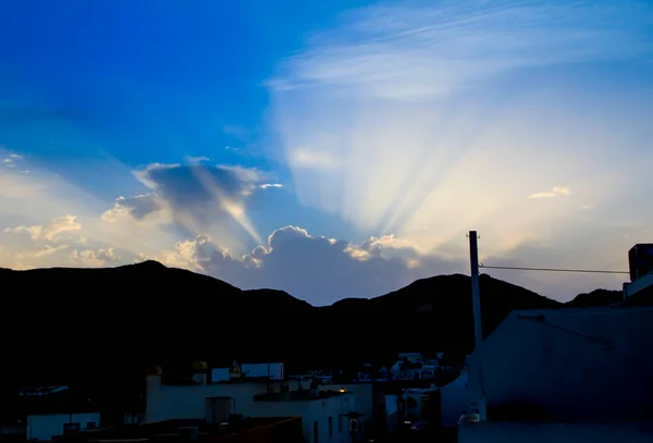 Rayo Sol Escénico Que Brilla Través Del Cielo Nublado — Foto de Stock