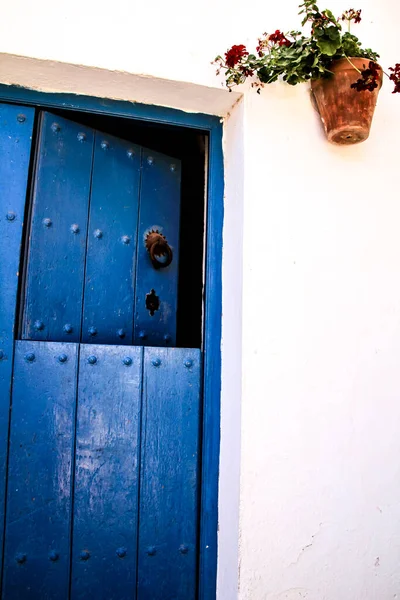 Fachada Típica Andaluz Caiado Com Porta Madeira Azul — Fotografia de Stock