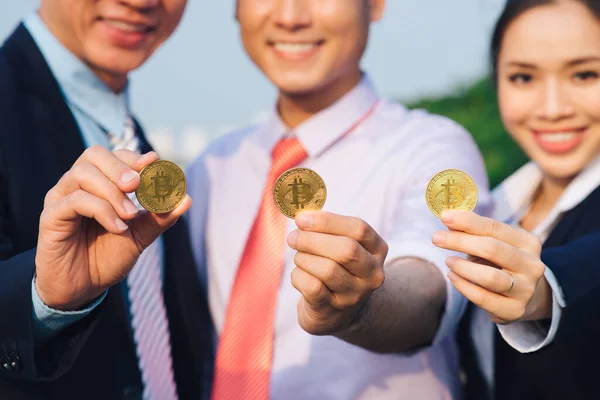 Jonge Aziatische Zakenman Met Gouden Bitcoin Voor Zijn Internationale Multi — Stockfoto