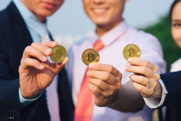 Jovem Empresário Asiático Segurando Bitcoin Dourado Frente Sua Equipe Multi — Fotografia de Stock