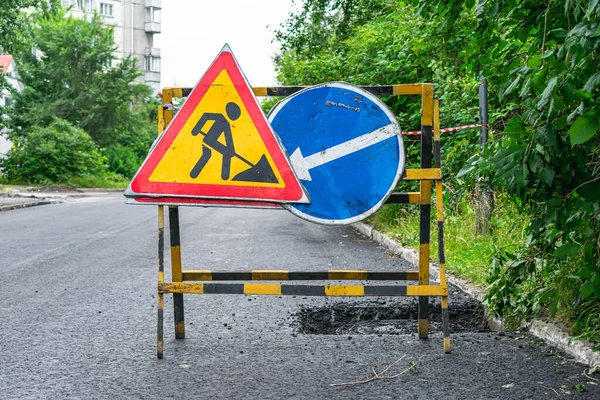 Verkeerstekens Die Waarschuwen Voor Reparatiewerkzaamheden Aan Snelweg — Stockfoto