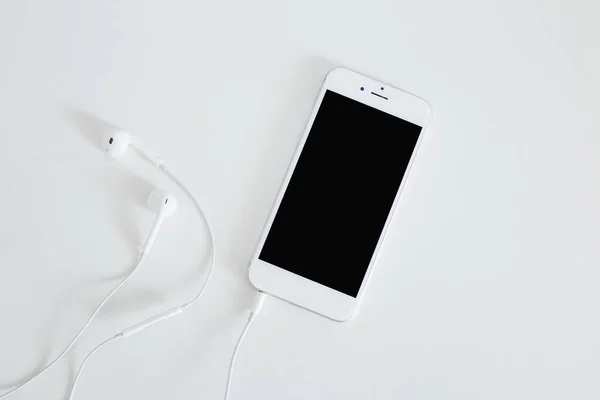 Smartphone Dengan Earphone Terisolasi Latar Belakang Putih Konsep Foto Berkualitas — Stok Foto