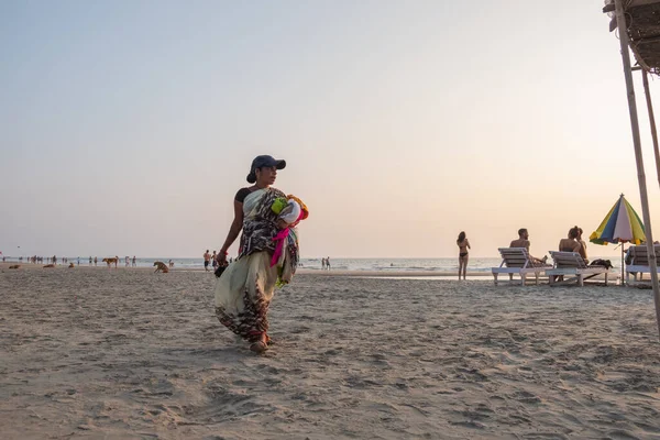 Indian Woman Souvenir Seller Beach — ストック写真