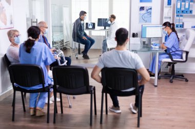 Vizör takan doktor hastayla konuşuyor. 