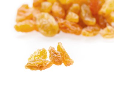 Beyaz arka planda lezzetli organik kuru üzümlerin yakın plan görüntüsü   