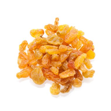 Beyaz arka planda lezzetli organik kuru üzümlerin yakın plan görüntüsü   