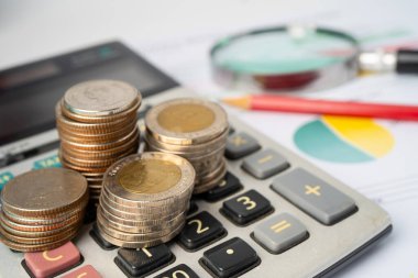 Hesap makinesi ve grafik kağıdına bozuk paralar. Finans geliştirme, Bankacılık Hesabı, İstatistik, Yatırım Analitik Araştırma Veri Ekonomisi, Borsa Ticareti, Ticaret Şirketi Konsepti.