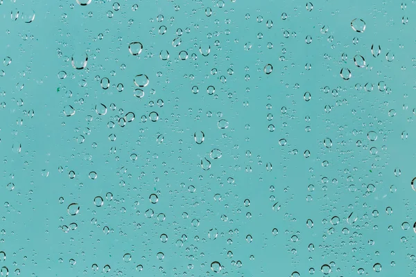 추상적 창조적 청록색 배경을 드러내는 빗방울 — 스톡 사진