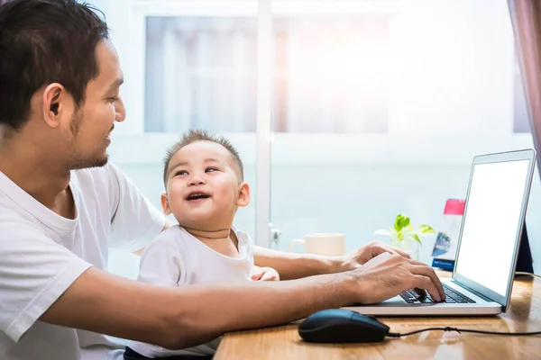 stock image Single dad and son using laptop together happily. Technology and Lifestyles concept. Happy family and baby theme.