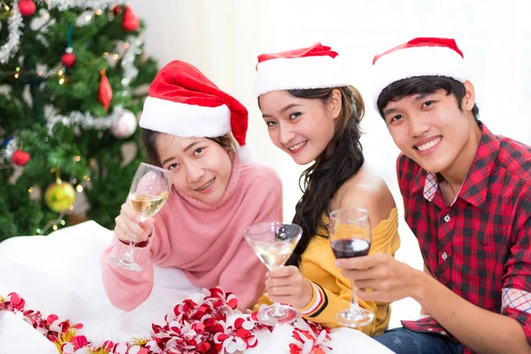 Gruppo Giovani Asiatici Che Festeggiano Capodanno Casa Con Bicchieri Vino — Foto Stock