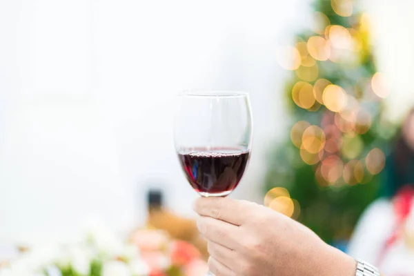 Bicchiere Vino Rosso Brindare Alla Festa Con Sfondo Dell Albero — Foto Stock