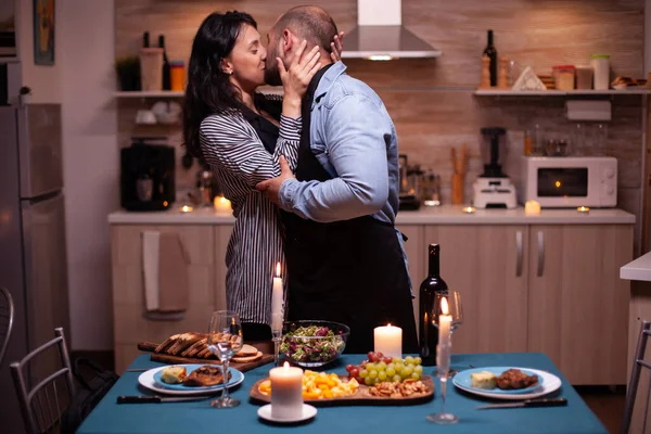 Σύζυγος Φιλάει Γυναίκα Του Στην Κουζίνα — Φωτογραφία Αρχείου