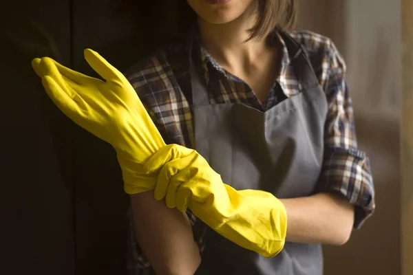 Uma Mulher Luvas Borracha Amarela Faz Trabalhos Domésticos — Fotografia de Stock