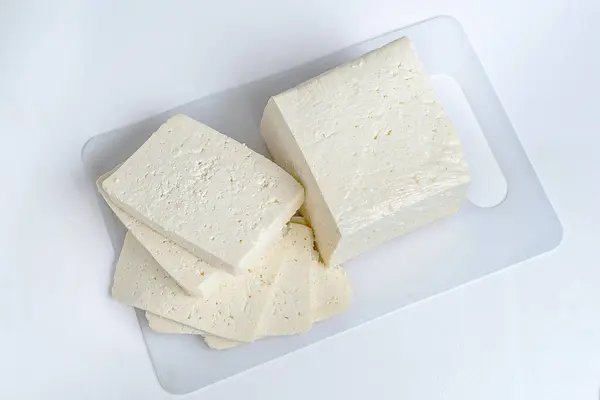 孤立的白色背景上的白色奶酪 — 图库照片