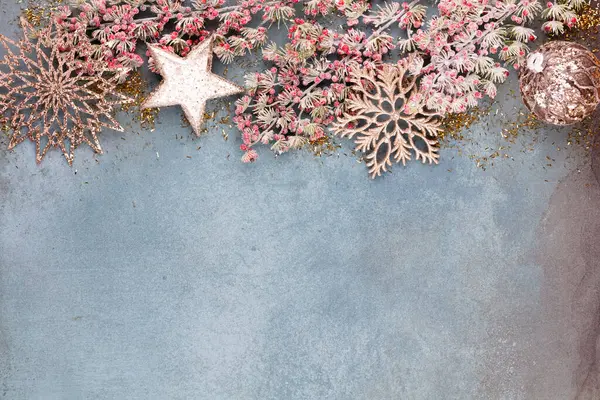 クリスマス組成モミの木の枝 青の背景に金の石 — ストック写真