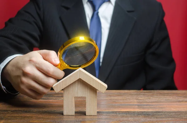 男が虫眼鏡で家を勉強している 不動産の公正な価値 資産評価 法的取引だ 購入契約の合法性と透明性 工事の基準及び品質 — ストック写真