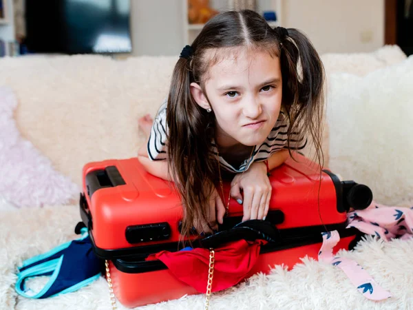 Klein Meisje Leunde Koffer Het Sluiten Een Koffer Vol Dingen — Stockfoto