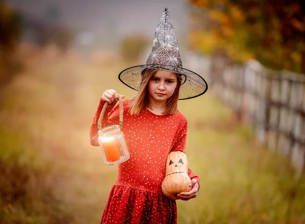 Κοριτσάκι Που Κρατάει Κερί Και Κολοκύθα — Φωτογραφία Αρχείου