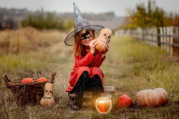 Kislány Halloween Jelmezben Természetben — Stock Fotó