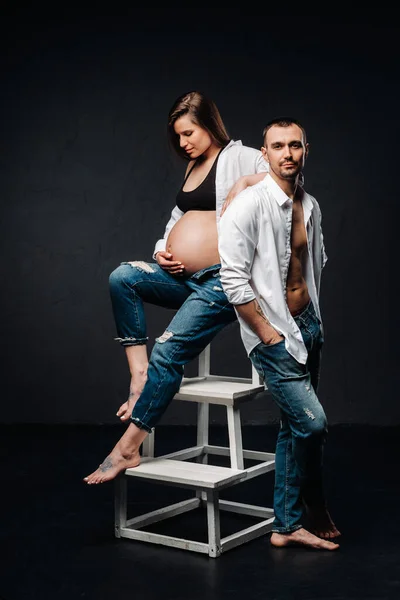 Una Mujer Embarazada Hombre Con Una Camisa Blanca Jeans Estudio — Foto de Stock