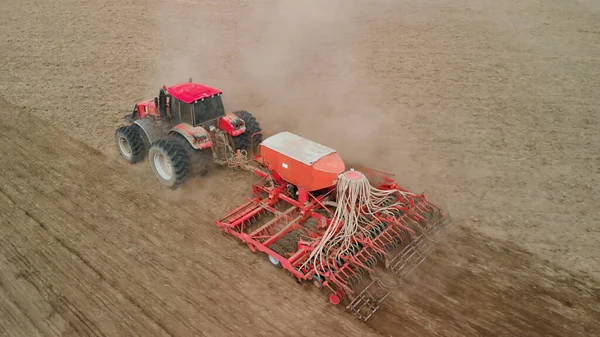 Traktor Drar Kombinerad Gröda Enhet Över Prärien — Stockfoto