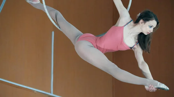 Aplikace Acrobat Mladá Dívka Ukazuje Flexibilitu Gymnastická Obruč — Stock fotografie