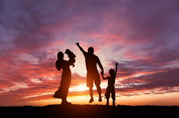 一緒に美しい夕日を楽しむ家族 — ストック写真