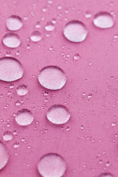Kapky Vody Růžové Tkaniny Pozadí — Stock fotografie