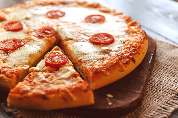 Sıcak Yapımı Biberli Pizza Yemeye Hazır — Stok fotoğraf