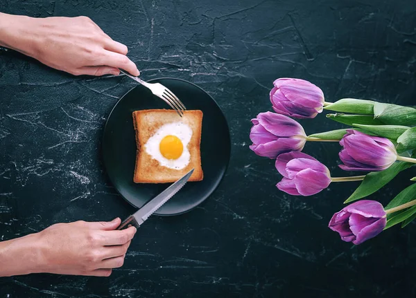 Nog Ontbijt Voor Een Geliefde Met Tulpen Een Donkere Achtergrond — Stockfoto