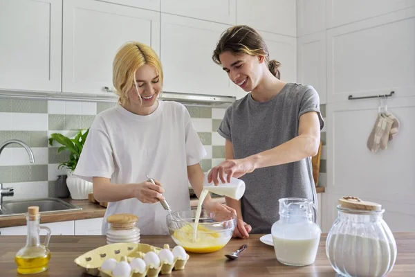 Teenagers Guy Girl Cooking Pancakes Kitchen Together — Stock Photo, Image