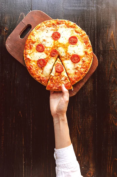 热自制腊肠披萨准备吃 — 图库照片